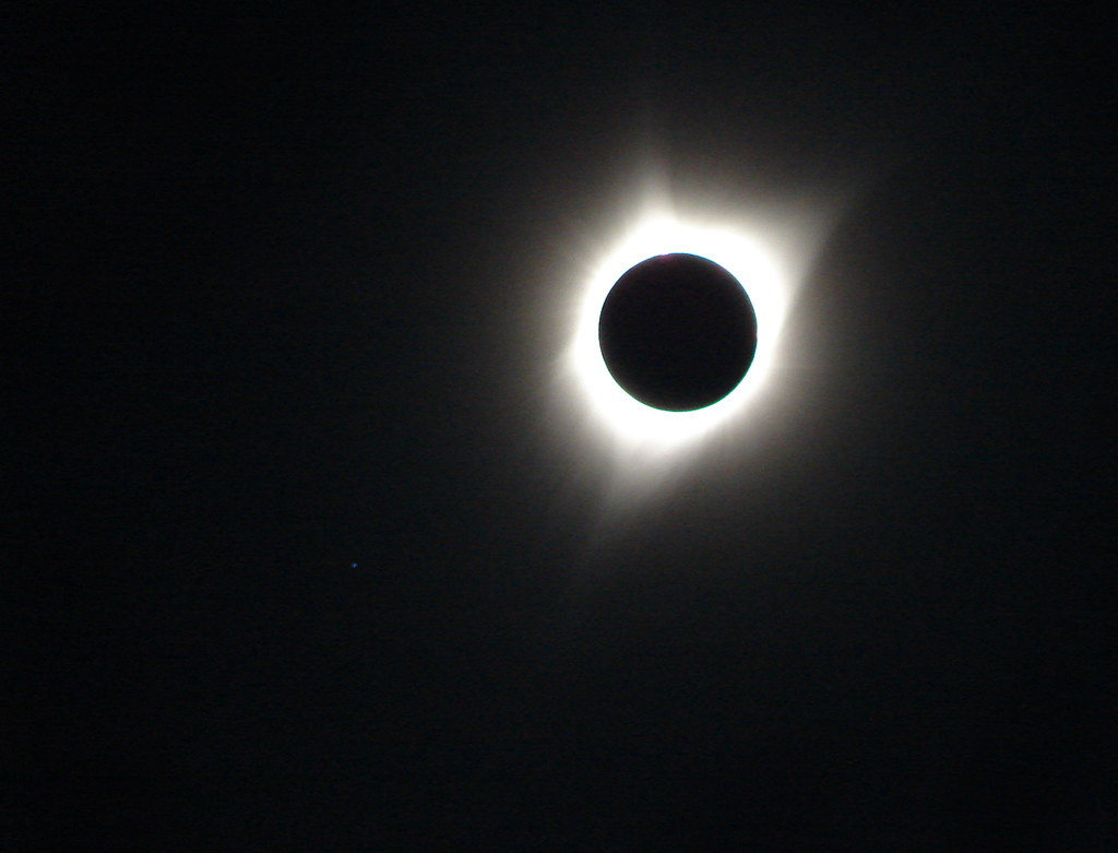 Eclipse solar total con corona visible, símbolo de transformación espiritual y nuevos comienzos
