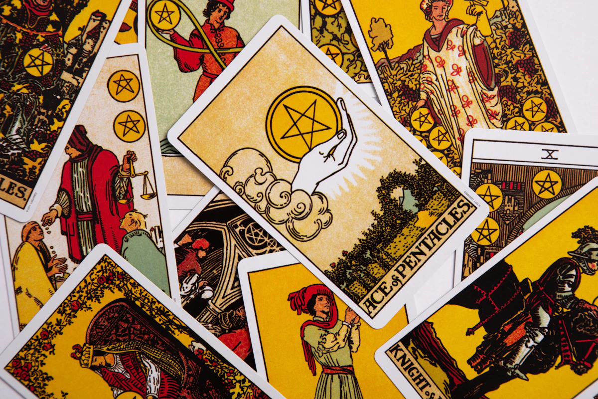 Cartas de tarot sobre una mesa, representación mística del arcano El Mago