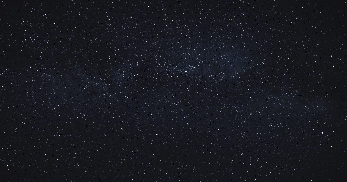 Cielo nocturno estrellado que representa el significado del número angelical 111