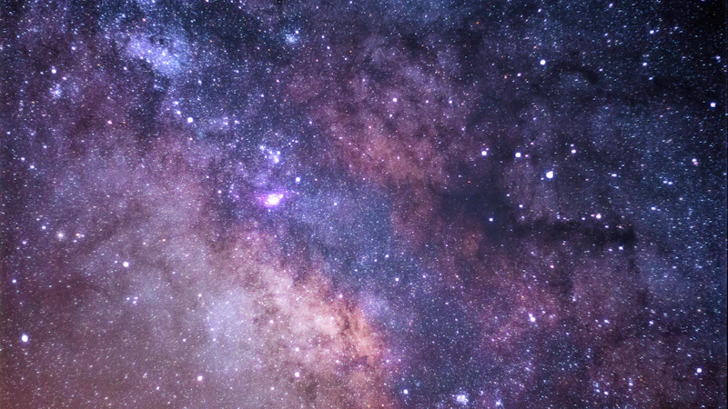 Galaxia espiral en el cielo nocturno que evoca la sabiduría cósmica y la iluminación del número angelical 777