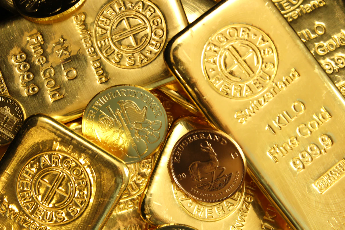 Monedas de oro y plata, símbolo de abundancia en sueños con dinero