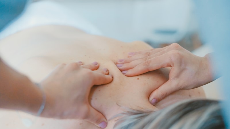 Silueta de una mujer embarazada sobre un fondo de luz cálida que simboliza la gestación espiritual y creativa del sueño