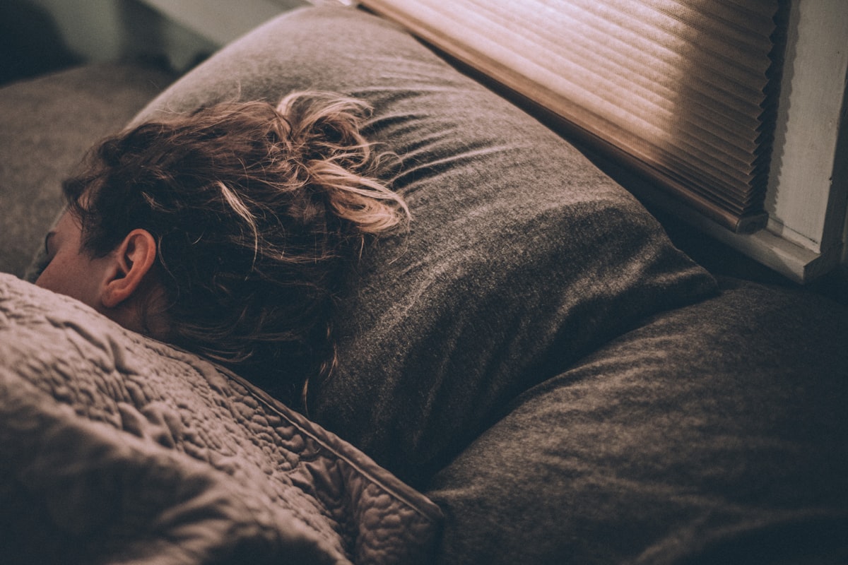 Persona durmiendo plácidamente, representando el sueño de que se te caen los dientes